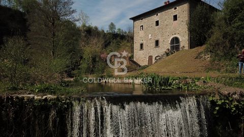 Na Toscana, no coração de Mugello, a poucos quilômetros de Borgo San Lorenzo, na província de Florença, oferecemos à venda uma antiga torre medieval (século 14) convertida em moinho. Ele está localizado no rio Enza, perto de uma cachoeira evocativa, ...