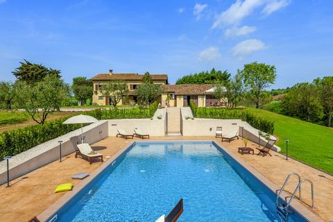 Dit appartement bevindt zich in een prachtige boerderij, gelegen in het Italiaanse San Costanzo. Met een gedeeld zwembad, een overdekt terras en een geweldig uitzicht kom je hier niks tekort. Het appartement heeft 2 slaapkamers en is ideaal voor een ...