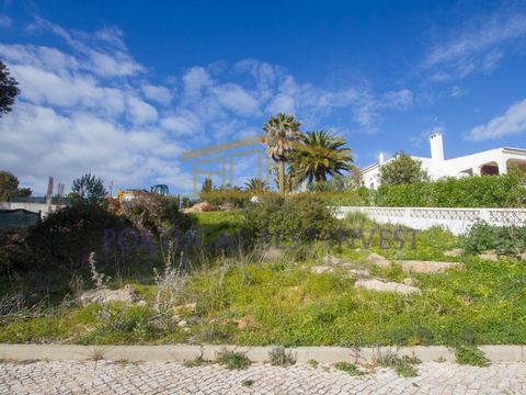 Urban plot with 554sqm with building permission for a villa, located near the beaches of Cabanas Velhas, Burgau and Salema. This plot is located in Quinta da Fortaleza, a quiet area surrounded by the green of the countryside and the blue of the ocean...
