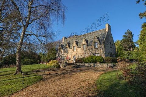 At the bend of a small coastal village, a few minutes from Morlaix and the beaches of the bay, is this superb freestone property which has undergone a quality renovation. The property located in the heart of its park of more than one hectare has the ...
