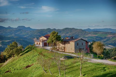 Ce hameau avec 5 appartements et une petite piscine/hydromassage est situé au milieu d'une nature intacte et dans une zone tranquille au milieu des Apennins. Le hameau est situé au bout d'une route sur une colline et offre une vue spectaculaire sur l...