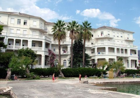 Ce magnifique hôtel est le premier complexe hôtelier-touristique de Kaštela, construit en 1928. conformément aux normes européennes les plus élevées de l’époque. L’hôtel est situé au milieu de la côte attrayante de la baie de Kaštela, dans la ville d...