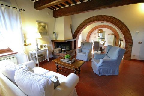 Op een paar kilometer van de oude Etruskische stad Cortona ligt villa Marry. De villa ligt op een goed bereikbare locatie. De ligging is ideaal voor mensen die graag leuke steden en het Toscaanse landschap willen bezoeken. De villa is een deel van ee...