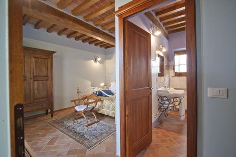 This beautiful detached villa of 180 m² in Cortona in Tuscany has a private swimming pool and a comfortable terrace. It is the ideal choice for holidays with 1 or 2 families. We are in the heart of the Valdichiana in a panoramic position from where y...