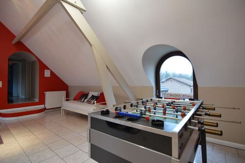 Esta es una casa de vacaciones de 7 dormitorios para 18 personas en la hermosa campiña belga de Waimes. Cuenta con una gran piscina, sauna y ofrece una gran cantidad de actividades recreativas como Foosball, Billar y Boules. Paseos largos, paseos en ...
