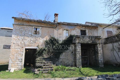 Location: Istarska županija, Sveti Petar U Šumi, Sveti Petar u Šumi. Central Istria area, house for renovation with a spacious plot. We are selling an antique in a beautiful location in central Istria with a total area of 3866m2, of which the constru...