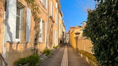 ***In the heart of the village, in one of the most charming streets of Le Barroux, building composed of 3 flats, facing East with a breathtaking view on the hills and the Mont Ventoux. The 3 flats have completely independent access, with a total surf...