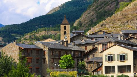 Die Unterkunft Andorra La Tulipa liegt 3 km vom Golfplatz Vall d'Ordino und 10 km vom Skigebiet Ordino-Arcalís entfernt. Die Anlage bietet gemütliche, gut ausgestattete und komfortable Appartements mit Balkonen und Bergblick. Es gibt einen Frühstücks...
