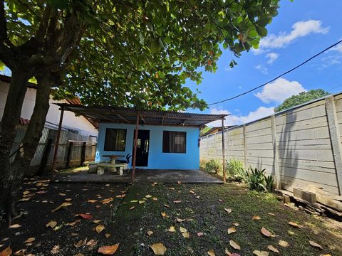Charmante Coco Beach Residence te koop in Guanacaste   ·      Locatie: Playas del Coco, Guanacaste ·      Bebouwde oppervlakte: 78m² ·      Terrein Oppervlakte: 211.21 m² ·      Slaapkamers: 2 ·      Badkamers: 1 ·      Garage: 3 ·      Bouwjaar: 201...