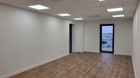 AQUILA-IMMO : Jean-Claude DA SILVA tel : ... Offers you this superb new set of 3 offices or meeting rooms, or even liberal profession on a total surface 112m2 + 32m2 square terrace. Great location in the area Le ciné Pôle de Saint Just saint Rambert ...