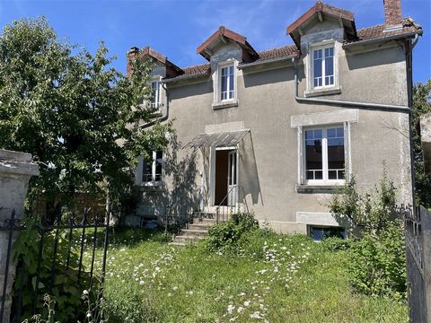 In the town of Saint-Léonard-de-Noblat, nice house with elevated cellar comprises on the ground floor: a kitchen, a dining room, a living room, a WC. On the first floor: three bedrooms, possibility of creating a second bathroom. Attached garden of ab...