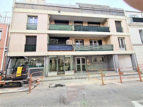 NEW on downtown Martigues Jonquières, rue Camille Pelletan. In secure residence. IDEAL FOR A LIBERAL PROFESSION or investors In a small collective, located on the ground floor, commercial walls, ideal liberal professions (office or apartment) of abou...