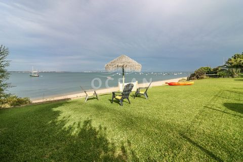 EXCHANGES ACCEPTED We present to you in Soltroia Rio, Peninsula of Tróia, a fantastic villa, where you wake up and can have the dolphins as company, or simply listen to the sound of the sea, the villa has a premium location, on the first waterline/, ...