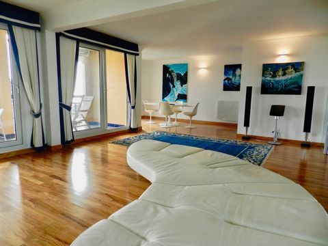 BEAUSOLEIL - 3 minutos a pé de Mônaco e em uma das áreas mais procuradas (Villa Médicis), um magnífico apartamento de 90 m² com vista para o mar e a marina de Mônaco está à venda. A propriedade, que está localizada no quarto andar, goza de belas vist...