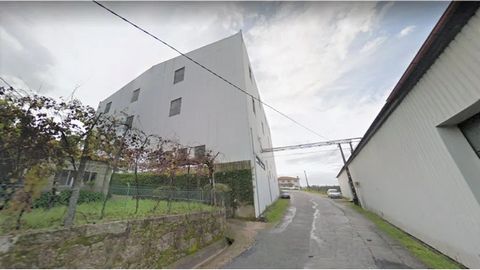 Edifício composto por 3 pisos, inserido em terreno com 1727m2, em Gondar, Guimarães. A VIVER NAS ONDAS é uma imobiliária com 17 anos de experiência que também atua como INTERMEDIÁRIA de CRÉDITO, devidamente autorizada pelo Banco de Portugal (Reg. 315...