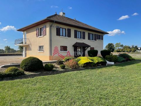Location: At the crossroads between Lyon, Grenoble and Chambéry Do you dream of living in a spacious and ideally located house with many possibilities? This 6-room house, measuring 166 m2, with a finished basement, is the answer to your wishes. Locat...