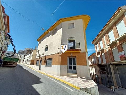 Cet appartement de 3 chambres, prêt à emménager, est situé dans le populaire Castillo de Locubin, à proximité de la ville historique d'Alcala la Real, dans le sud de la province de Jaen en Andalousie, en Espagne. L'appartement du premier étage est si...