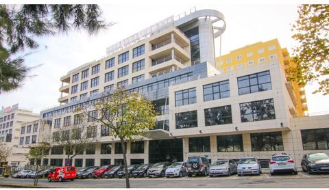 This 4,510 m2 office building in total, has undergone a total rehabilitation and is ideal for occupancy by a single tenant, and is also available for occupancy per floor, ranging from 200 to 800m2. All floors will be delivered in open space and the c...