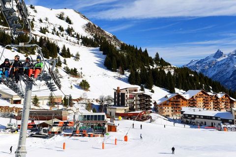 Résidence Les Balcons d'Auréa in Auris-en-Oisans is beautiful, large and built in chalet style using lots of wood. In total there are almost a hundred apartments. These are all neat, comfortable and modern and all have a complete kitchenette and balc...