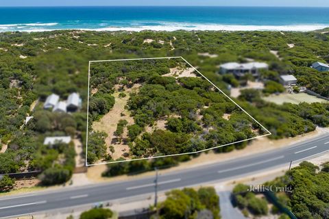 5,624 square meters of land with direct access to the famous beach, close to the golf course, Hot Springs. Perfect for those looking for privacy, space and nature. New homes with swimming pools and tennis courts can be built here. The surrounding are...