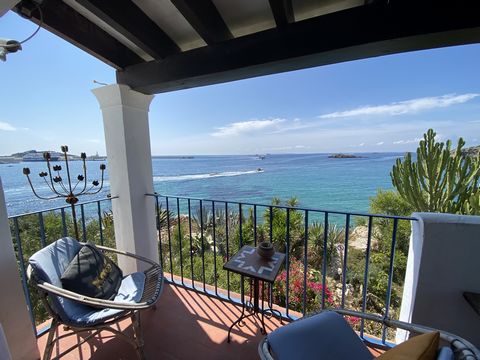 Este magnífico Dúplex, prácticamente encima del mar es una verdadera joya en una zona excepcional y unica en el corazón de la ciudad de Ibiza, La Marina. Hay tan solo 3 casas en toda la zona cuales disfrutan de esta ubicación. Desde el balcón de la v...