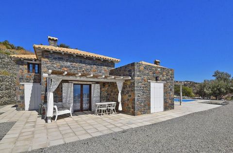 Tout nouveau complexe de villas sur la jolie côte sud de la Crète avec une vue panoramique à couper le souffle sur la mer de Libye. Chacune des six unités résidentielles se compose de deux maisons en pierre naturelle séparées et d'une piscine privée ...