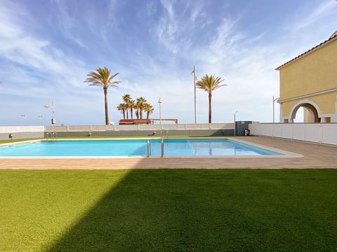 Ground floor in El Vendrell area Sant Salvador, 122.00 m. of surface, 26.00 m2 of living room, 30.00 m2 of terrace, 15 m. of the beach, 2 double bedrooms and a single room, a bathroom, property to move into, equipped kitchen, white lacquered interior...