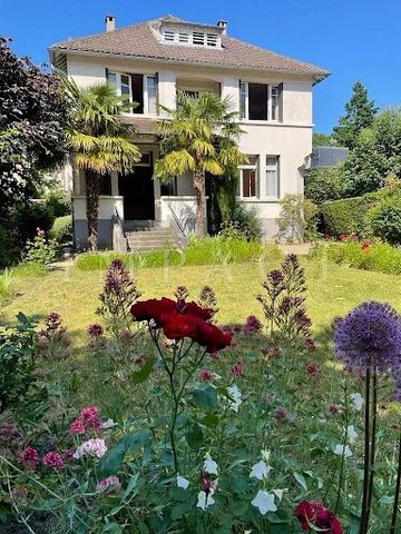 ENGHIEN CENTER High potential Villa to renovate 320m² of living space, quiet residential area close to the center and shops less than 5 minutes walk from Lake Enghien and close to shops and transport. Composed of 13 rooms, built on a pretty landscape...