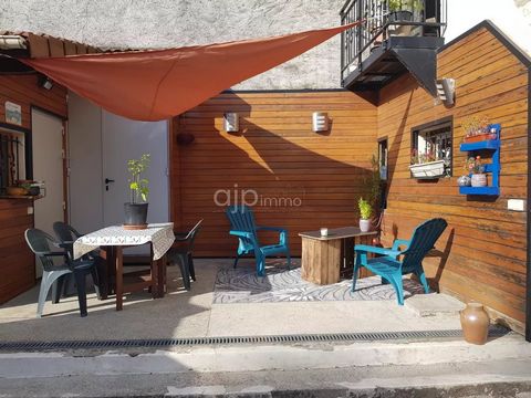 Pontcharra Lovely townhouse of 151 m² on 182 m² of land. It includes fitted kitchen open to living room, living room with pellet stove, 3 bedrooms, shower room, bathroom, laundry room. Converted attic. Small outbuilding. Contact: ... Features: - Inte...