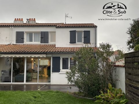 In CDA, commune of Saint Rogatien, close to shops, school and transport, come and discover this comfortable family home: entrance to beautiful living room with fitted / equipped kitchen, WC, office (or bedroom), garage crossing. Upstairs, a landing l...