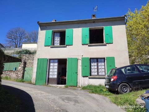 A real favorite for this village house located in the town of Luc en Lozère (48250) at an altitude of between 900 and 1200 m2. The village is located 15 minutes from Langogne, in the village itself you will find a grocery store allowing you to have t...