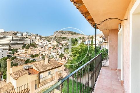 120 sqm furnished house with a 31sqm Terrace and views in Cullera.The property has 4 bedrooms, 3 bathrooms, swimming pool, 1 parking space, air conditioning, fitted wardrobes, laundry room, balcony, garden, heating, concierge and storage room. Ref. V...