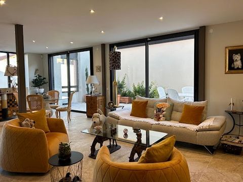 A 10-minute walk from the city center, fall under the spell of this loft entirely realized in 2023. An atypical property of 150 m² very functional. As soon as you enter, the tone is set, the vast hall lets you discover an exceptional living space, cr...