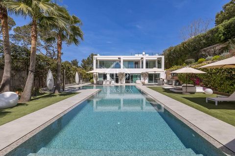 This fantastic villa is perfectly situated just a 5-minute drive from Ibiza Town but offers space, luxury and privacy in beautiful natural surroundings. The property has a tourist licence and is sure to appeal to visitors looking for a very special s...