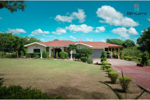 Quinta in Condega - del Puente Paso Real 300 meters east 100 meters north American style house design 4 blocks in totalThe house consists of:library room 1 master bedroom with private bathroom and walk - in closet 2 secondary rooms with shared bathro...