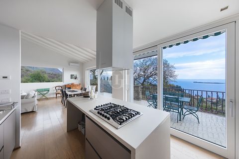 Znajdujemy się w Gardone Riviera, w panoramicznym pagórkowatym obszarze ze spektakularnym widokiem na jezioro, a w szczególności na piękną Isola del Garda. Willa jest podzielona na dwa uzupełniające się mieszkania: PIERWSZE PIĘTRO: Znajdujemy całkowi...