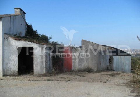 Rustiek huis om te herstellen ingevoegd in een perceel met 214m2. Het huis heeft al een herstelproject voorbereid. Dicht bij de prachtige stranden van Porto Dinheiro, Porto das Barcas, Peralta, Valmitão en Areia Branca In sommige gevallen is het moge...