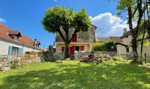 Character and contemporary comfort, here is the authentic and turnkey village house! Just renovated, it offers bright and pleasant volumes in a cozy atmosphere. The kitchen open to the spacious living room also accesses the garden and the terrace on ...