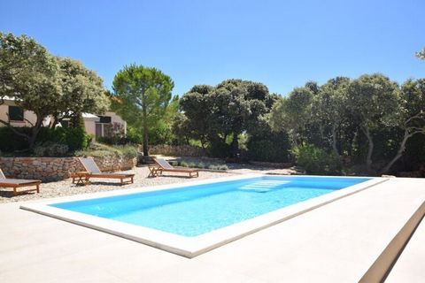 Vakantiehuis Petar is gelegen op het eiland Pag, een van de grootste Adriatische eilanden verbonden met het vasteland door de brug. Uw huis is van het type 2-onder-1-kap, met eigen ingang, terras, tuinmeubilair en barbecue. Het eiland Pag is rijk met...