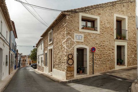 **Note**: The price has been reduced due to the owner's decision not to continue the B&B. This exceptional 6-bedroom townhouse, currently operating as a 4-star boutique hotel, is located in the heart of Llíber's charming old town, can easily be conve...