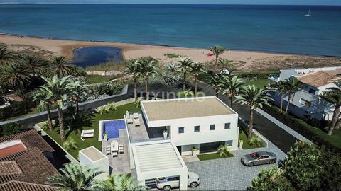 Project of a wonderfull stylish villa first line sea in Denia. This fantastic double storey house has 1054 sq m of land, with 206 sq m of built sourface right on the beach. It has 3 bedrooms and 4 bathrooms, as well as a spacious living-dining room w...