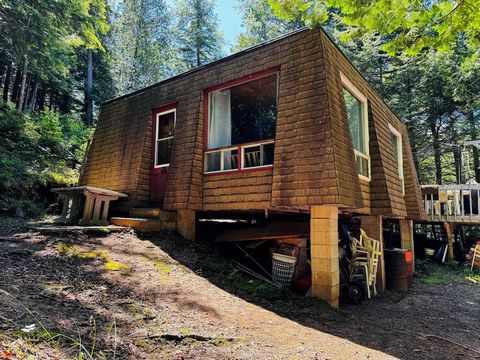 Sind Sie auf der Suche nach einem Ferienhaus, das Ihnen das Gefühl gibt, allein auf der Welt zu sein? Dieses 3-Jahreszeiten-Chalet, das mit dem Boot erreichbar ist, ist wie für Sie gemacht. Auf einer Halbinsel des Brochet-Sees gelegen, genießen Sie a...