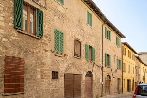 OBJEKTBESCHREIBUNG Gubbio, die Stadt aus Stein, birgt viele kleine Juwelen, jedes einzigartig aufgrund seiner Besonderheiten, seiner Aussicht und seiner Geschichte. Diese Wohnung befindet sich im zweiten und obersten Stockwerk eines Gebäudes aus dem ...