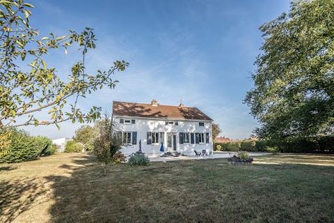 20 minuten ten oosten van Beaune, prachtig architectenhuis met de charme van de jaren 60. Tijdens uw bezoek wachten u zeer mooie volumes op u voor dit huis met in totaal 190m2 woonoppervlak en niet minder dan 6 slaapkamers, waarvan één gelijkvloers. ...