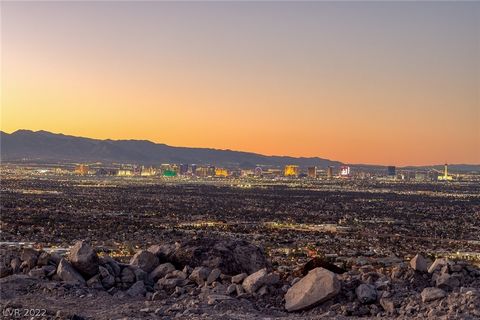 Bienvenue à MacDonald Highlands, la communauté de country club fermée de garde 5 étoiles la plus exclusive de luxe à Henderson, NV. MacDonald Highlands est connu pour ses vues panoramiques les plus spectaculaires sur toute la ville, les Red Rock Moun...