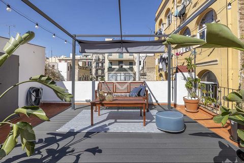 This classic property is located in the charming Gracia neighbourhood . Its 80 m² unfurnished area combines period charm with spacious and functional spaces. Upon entering, we are greeted by a period staircase that leads to the main floor . On this f...