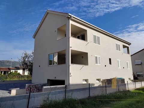 Small urban building, newly built, in a great location 400 m from the sea in Kaštel Štafilić. Attractive location between famous tourist centers, Trogir and Split, and near Split Airport. The net living area of ​​the building is 377 m2 spread over 4 ...