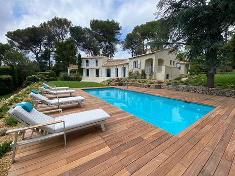 Located in a sought-after residential area near Valbonne, this splendid modern villa has just been superbly renovated. Set on a magnificent 4200 m² landscaped plot with several mature Mediterranean trees, it combines elegance and comfort in a serene ...