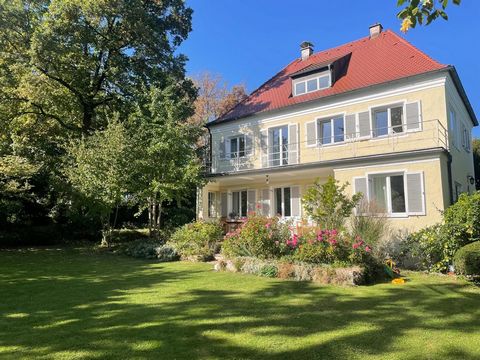 Lovely furnished detached house with large and beautiful garden. The house is situated in a calm residential area in a suburb of Munich. Ground floor: Living room with fireplace, spacious dining room, fully equipped kitchen, small bathroom (with show...