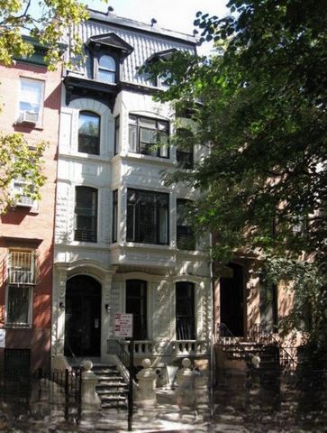 Zum Verkaufspreis! Dies ist eine seltene Gelegenheit, ein fünfstöckiges Fünffamilienhaus in Brooklyn Heights zu besitzen. Dieses einzigartige Haus ist 23 Fuß breit und 45 Fuß tief auf einem Grundstück gebaut, das 107 Fuß tief ist. Verzierte Steinfass...